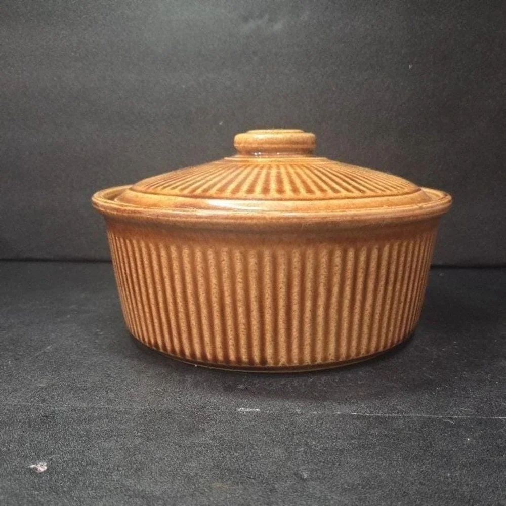 USA‎ Stoneware Lidded Bean Pot, Brown Tan Ribbed Crock, Vtg Rustic Kitchenware
